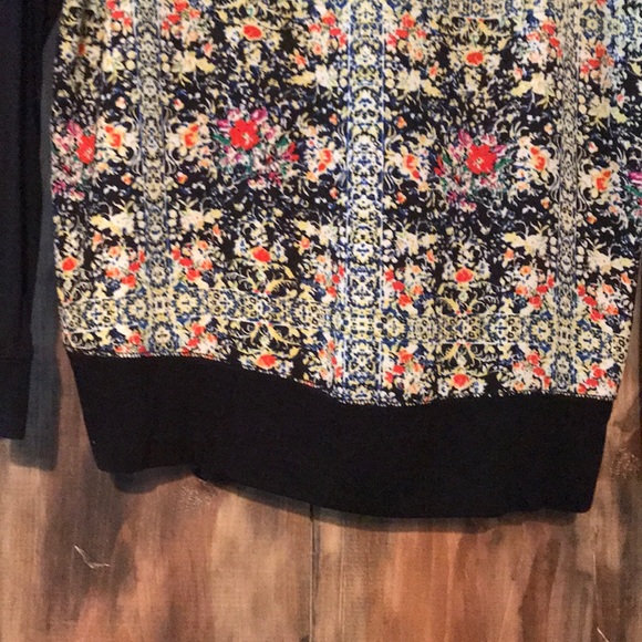 Black top with cute print on bodice - Picture 6 of 7